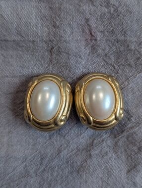 VINTAGE Vendome Signed Faux Pearl Cabochon Clip On Earrings | Gold Oval